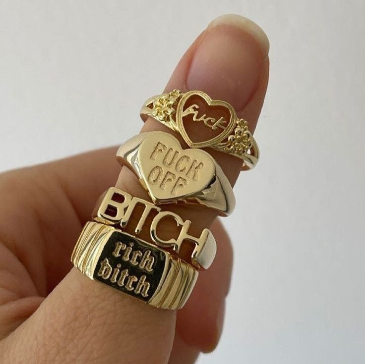 “RICH BITCH” RING SET - Amessio